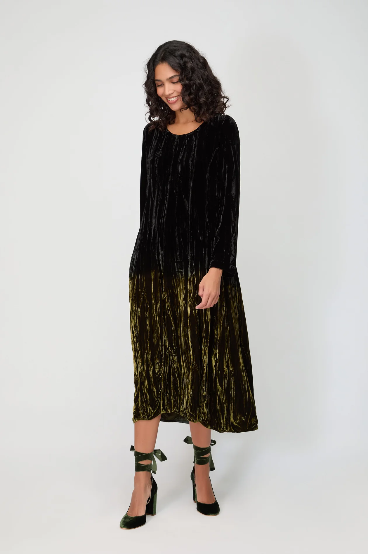Grizas Long Sleeved Crinkle Velvet Dress In Black/Green - Image 2