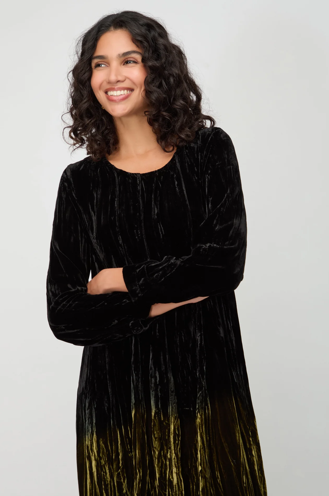 Grizas Long Sleeved Crinkle Velvet Dress In Black/Green - Image 5