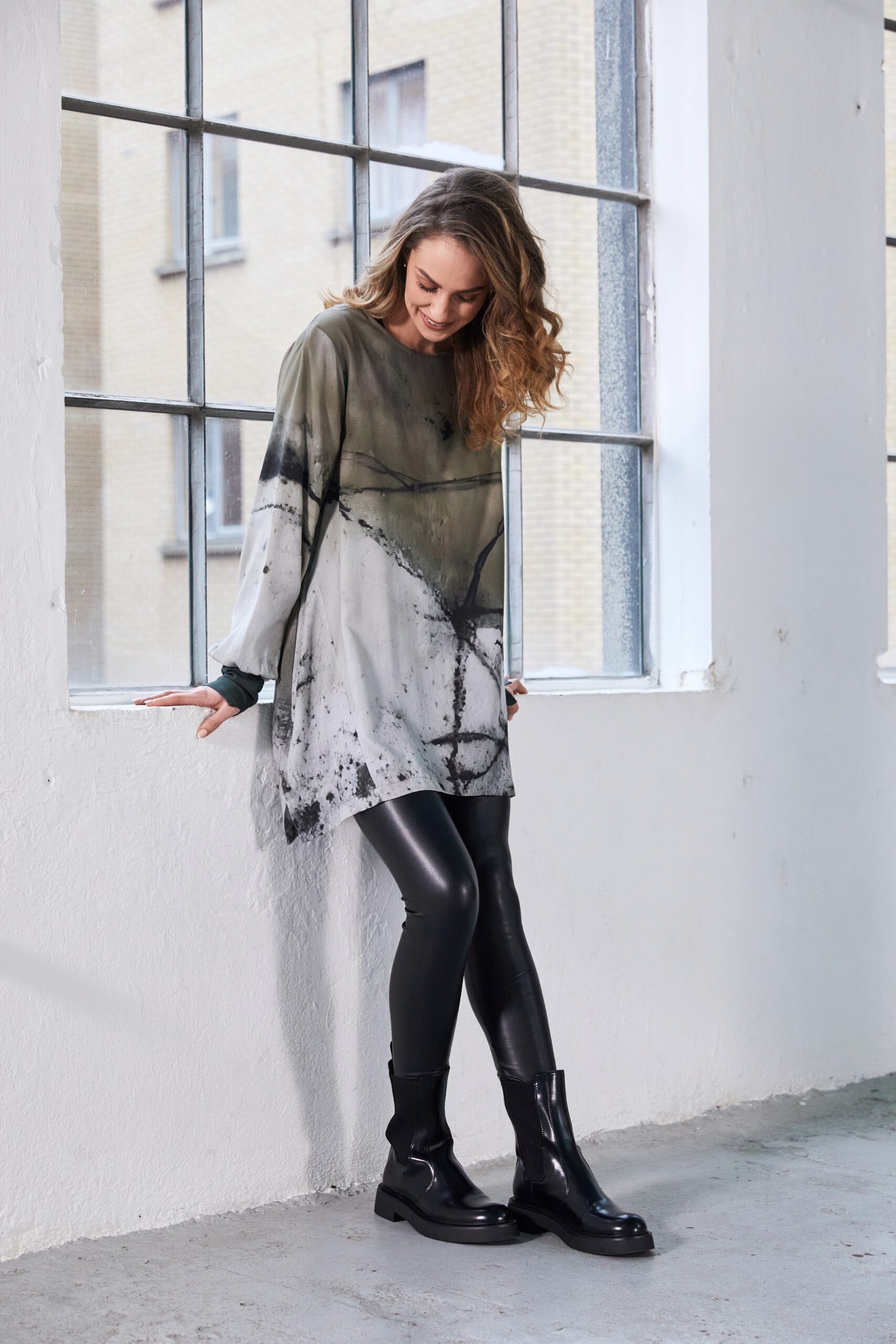 Naya Abstract Print Two Tone Round Neck Top In Moss - Image 5