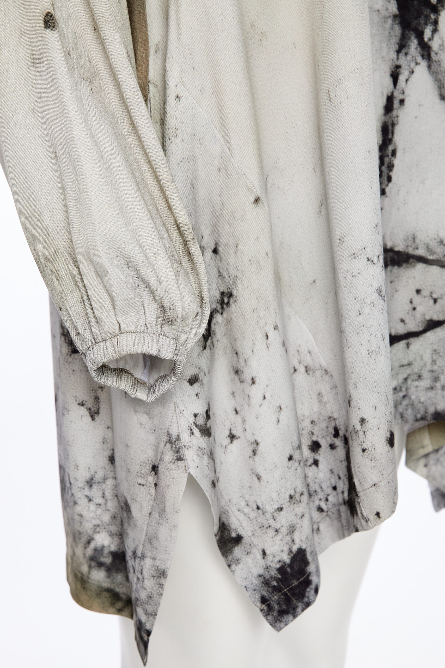 Naya Abstract Print Two Tone Round Neck Top In Moss - Image 8