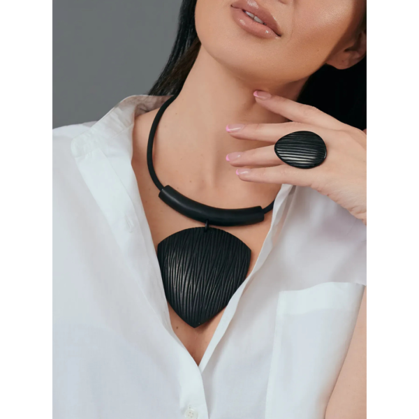 Indira Mango Wood Necklace In Black