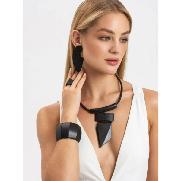 Indira Mango Wood Short Necklace Black