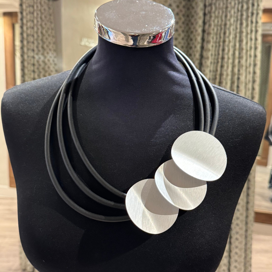 Naya Multi Disc Metalic Necklace In Black/Silver