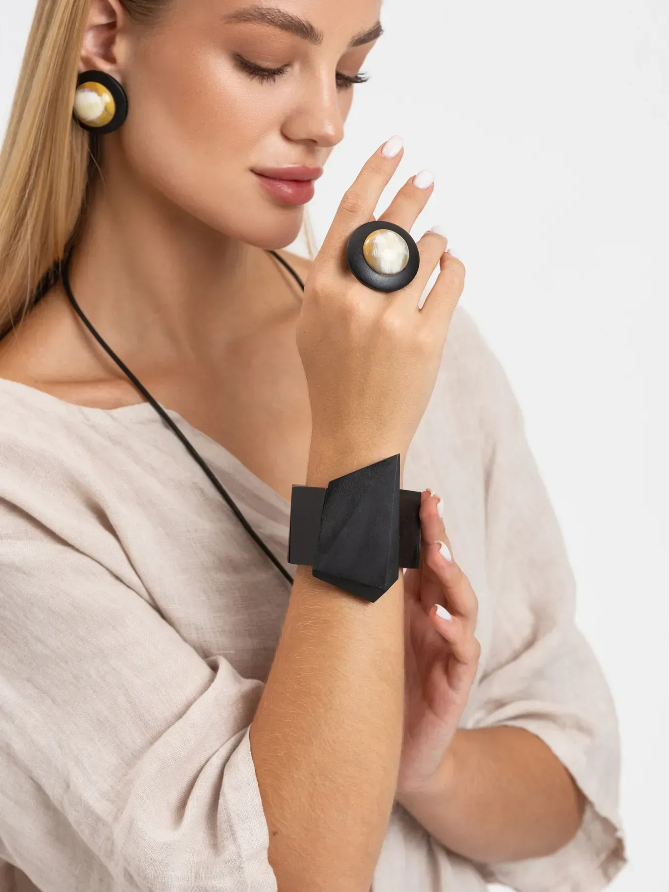 Indira Mango Wood Pointed Bracelet In Black - Image 3