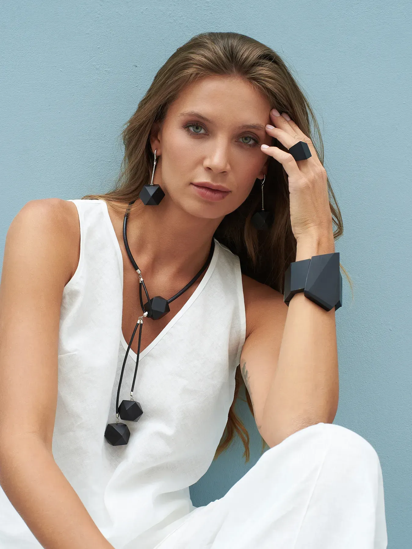 Indira Mango Wood Pointed Bracelet In Black - Image 2