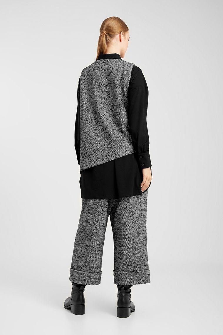 Elsewhere V Necked Spencer Top in Black - Image 2