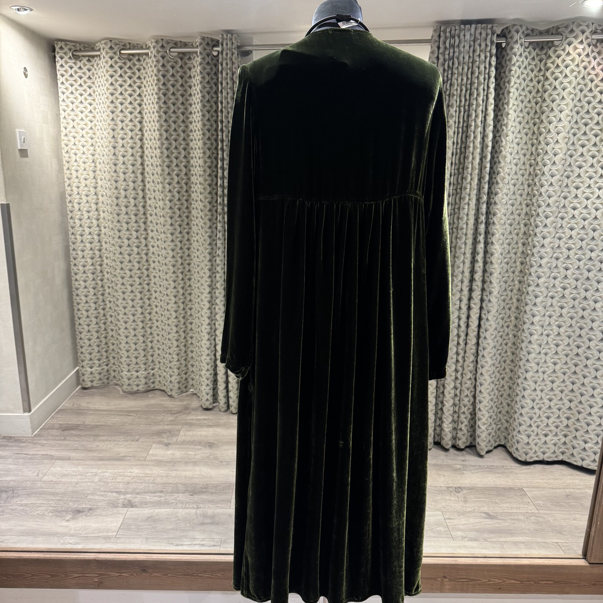 Grizas Velvet Dress In Dark Green - Image 3