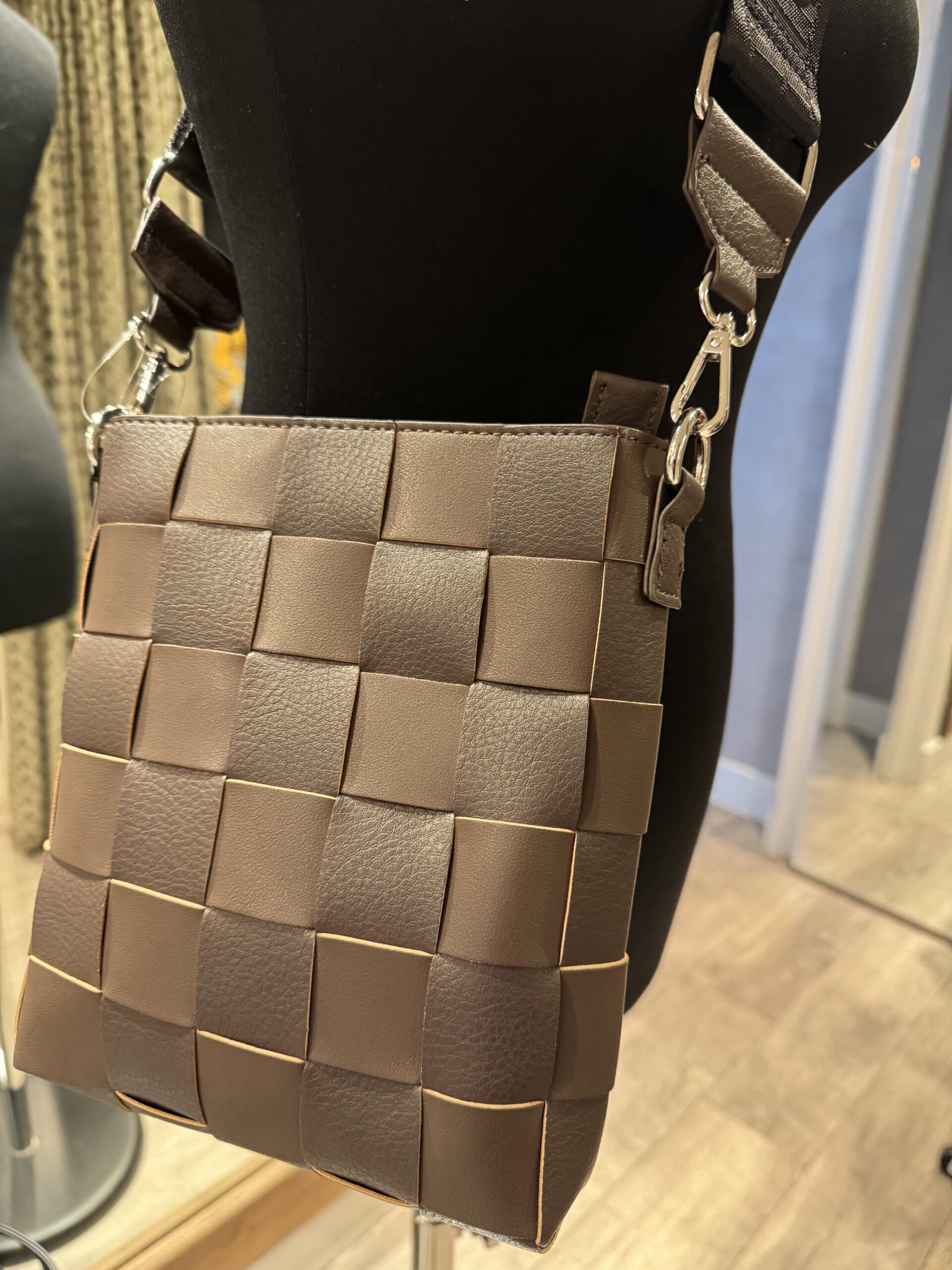 Ilse Jacobsen Chip13 Small Shoulder Bag In Chocolate Brown - Image 2