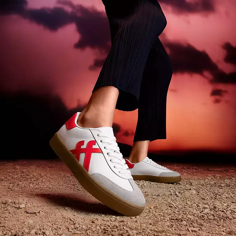 Fitflop The Dash T-Toe Leather Trainers In White/Tomato - Image 4