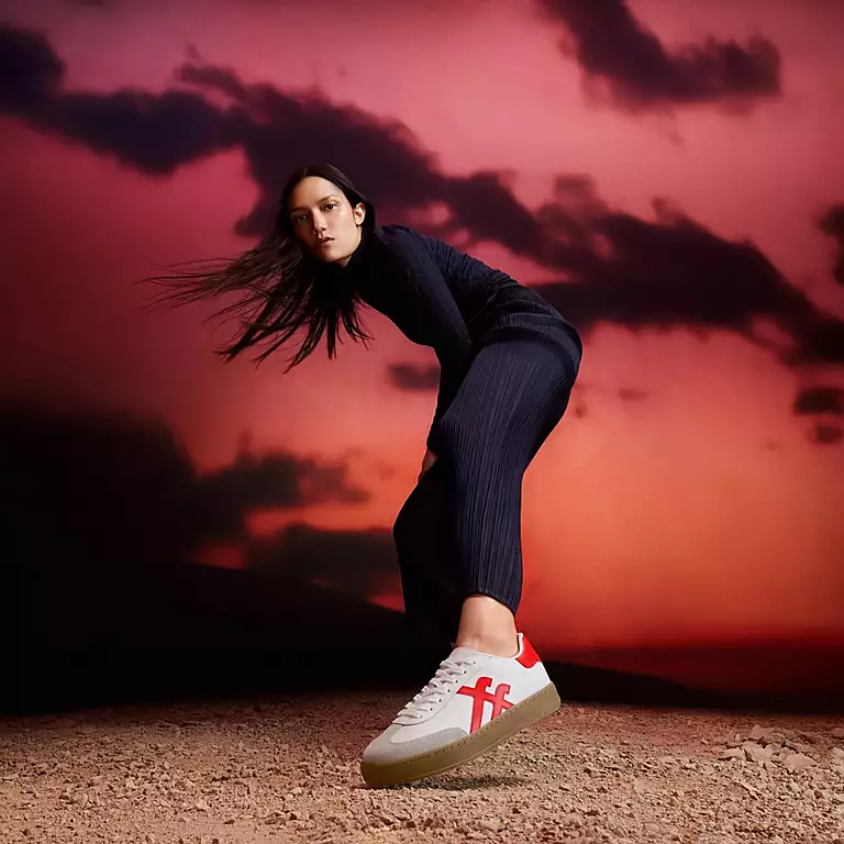 Fitflop The Dash T-Toe Leather Trainers In White/Tomato - Image 5