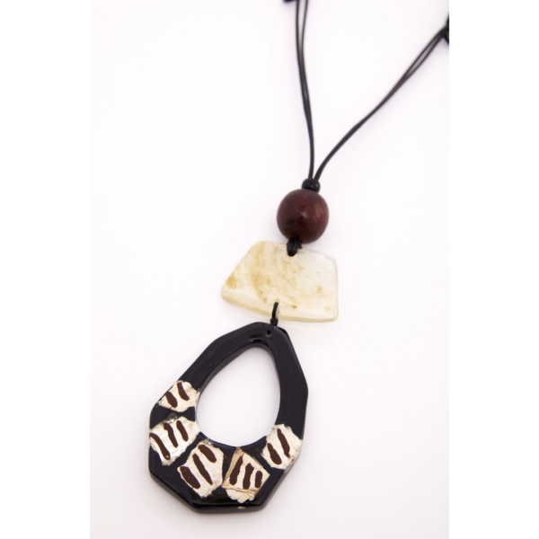 Naya Necklace With Frosted Oval Cut Stone In Black